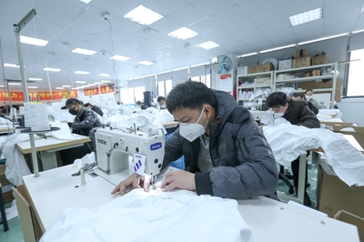 防護服緊缺?這家企業(yè)僅用了5天時間轉(zhuǎn)產(chǎn)防護服,日產(chǎn)量已達9000件